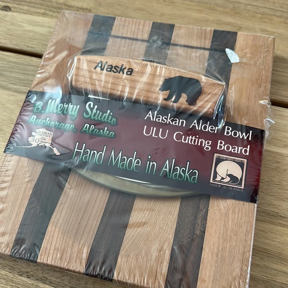 B. MERRY STUDIO Alaskan Alder Bowl Ulu cutting board